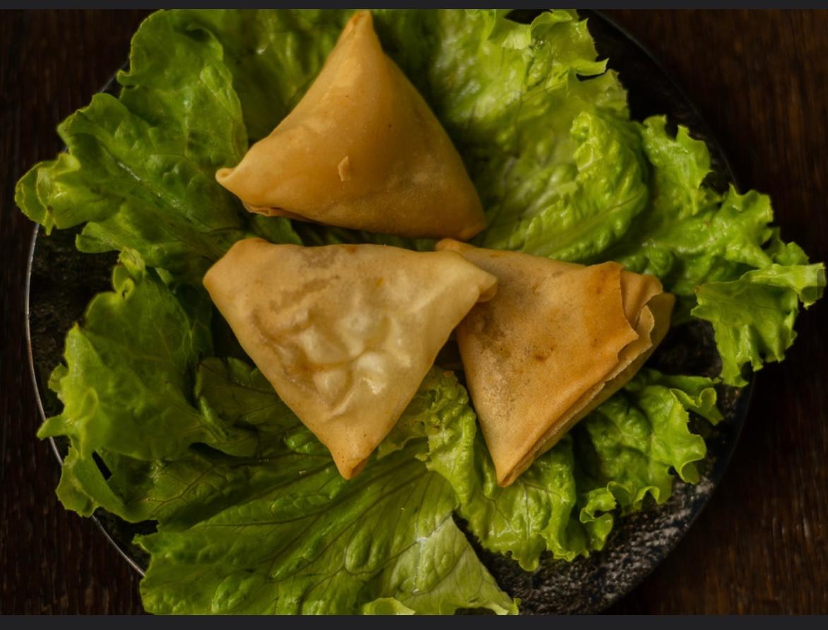 Samossas végétariens assiette complète 3 pièces sauce accompagnement restaurant Wokys Compiègne